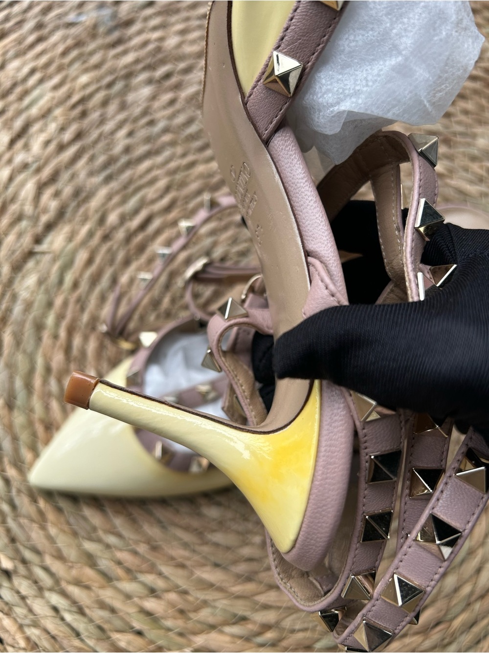 🚩steal Valentino Rockstud T-Strap Pointed Toe Pump in Pale Yellow and Nude - Picture 7 of 10